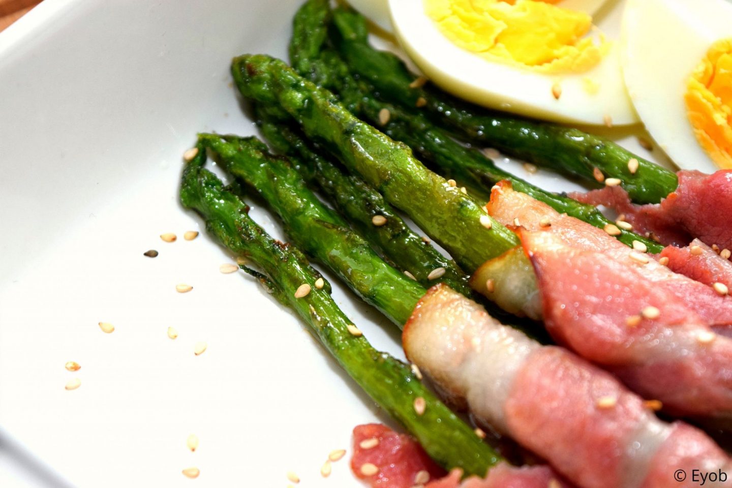 Groene asperges met een plakje bacon